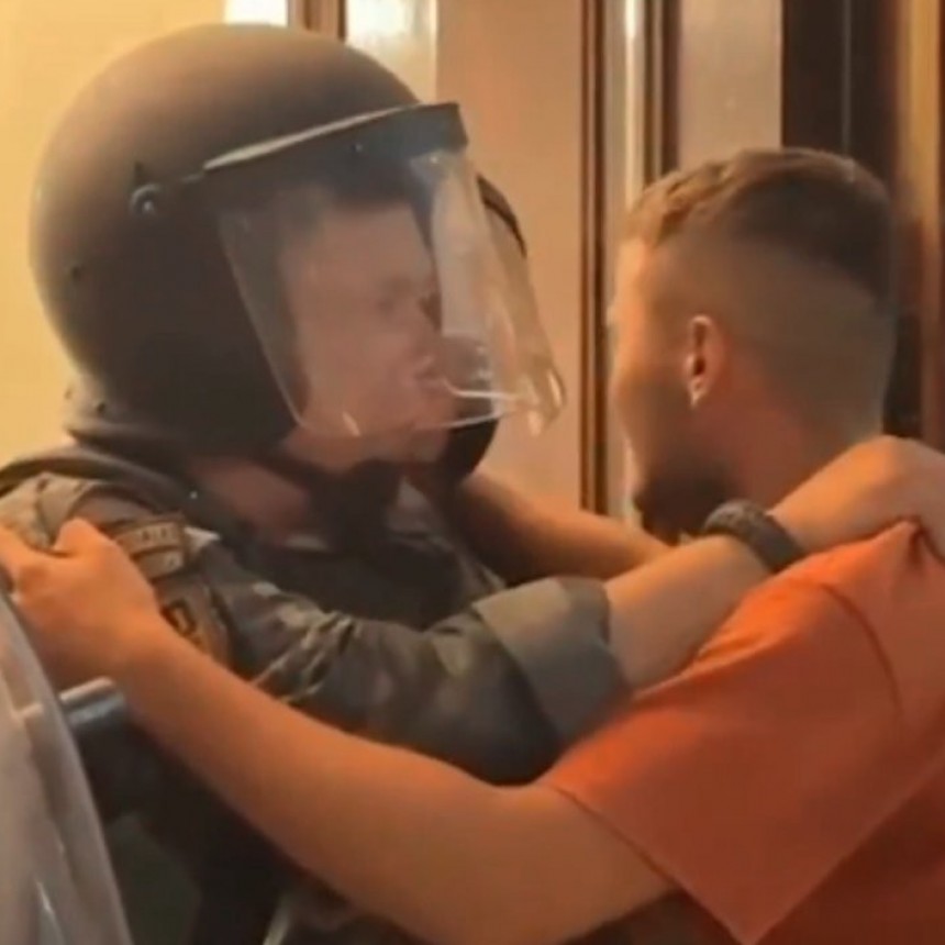 Denunció que su hija fue abusada y un policía lo contuvo: el abrazo en Arrecifes que se hizo viral