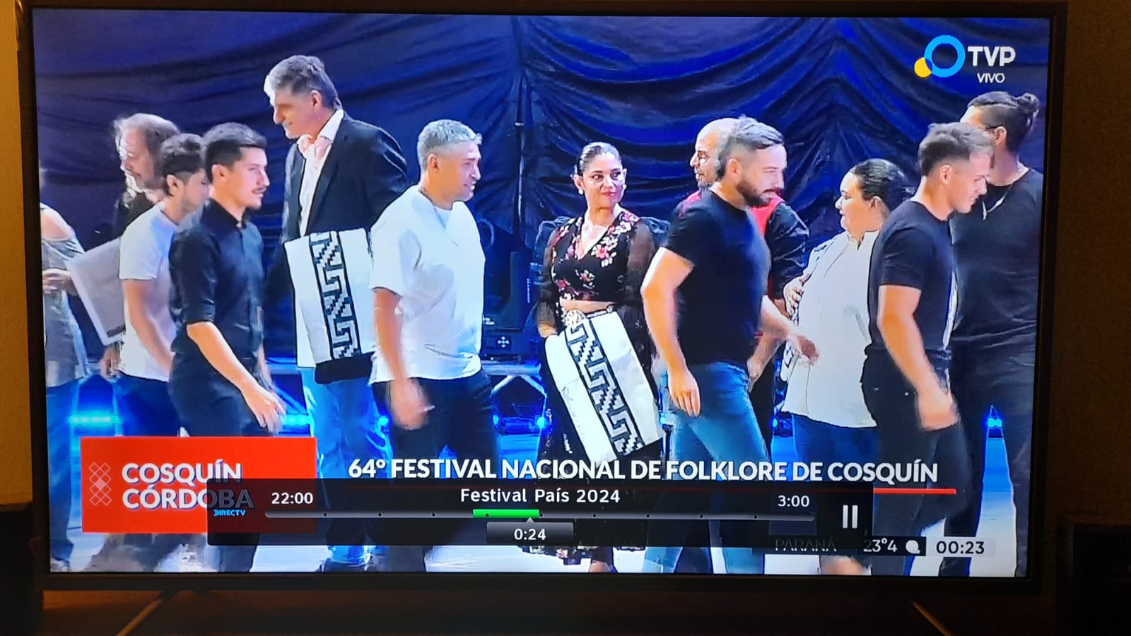 El entrevero y Laura G&oacute;mez Weizz en el escenario del Festival nacional de #Cosqu&iacute;n premiados 