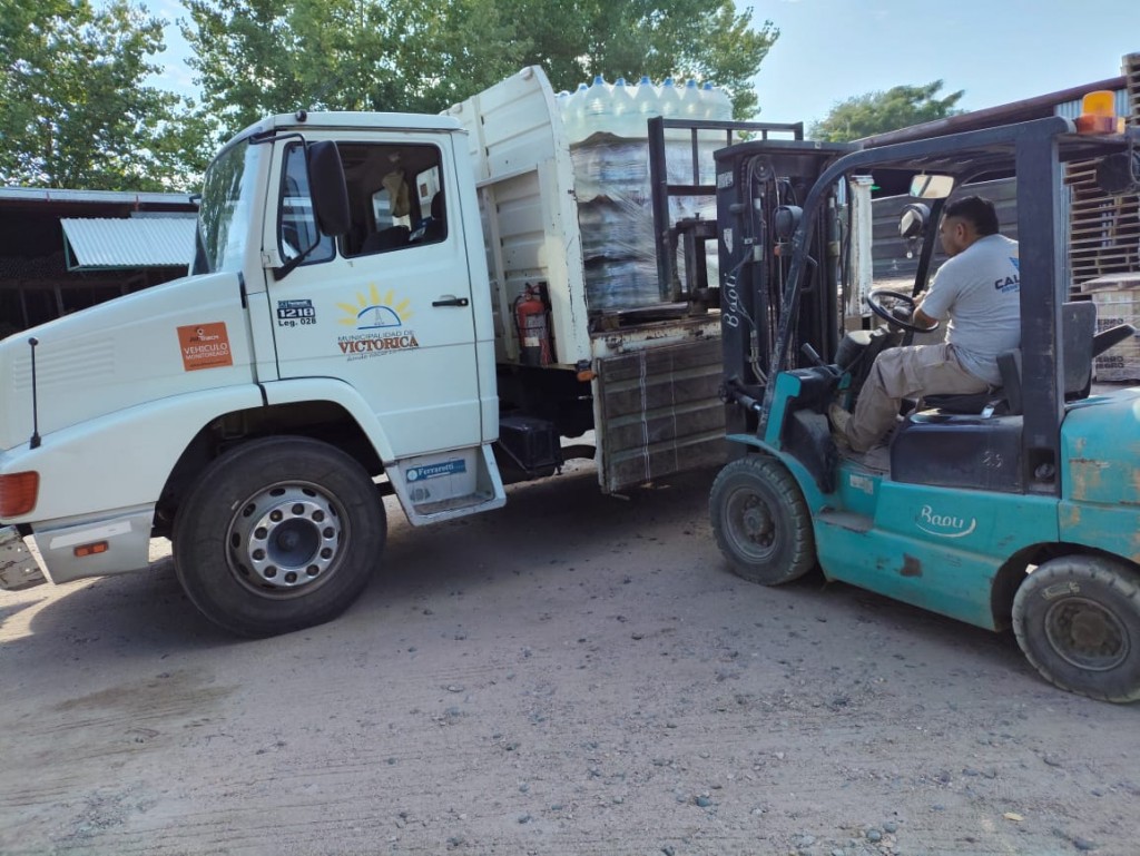 La Pampa: Los Caldenes Mx track, Calandri Victorica y Estacion de servicios YPF donaron mas de 950 bidones para los barrios con faltante de agua para consumo