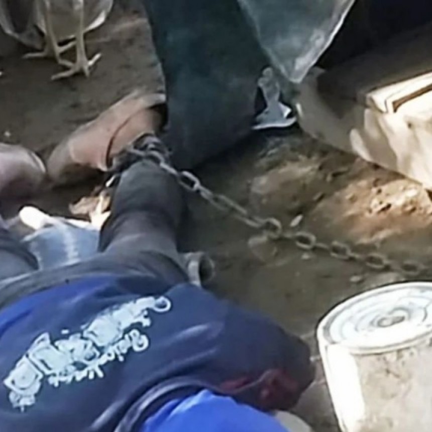 Horror: ten&iacute;an a una mujer con s&iacute;ndrome de Down viviendo encadenada en la cucha del perro