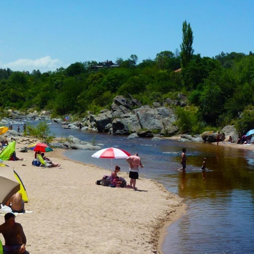 Un hombre radicado en La Pampa muri&oacute; al arrojarse a un r&iacute;o en C&oacute;rdoba y golpear su cabeza contra una roca