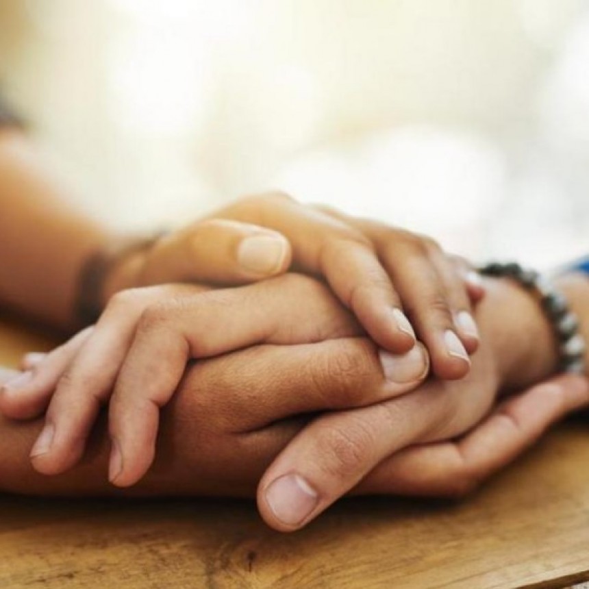 Cómo ayudar a un ser querido que sufre depresión, según los expertos