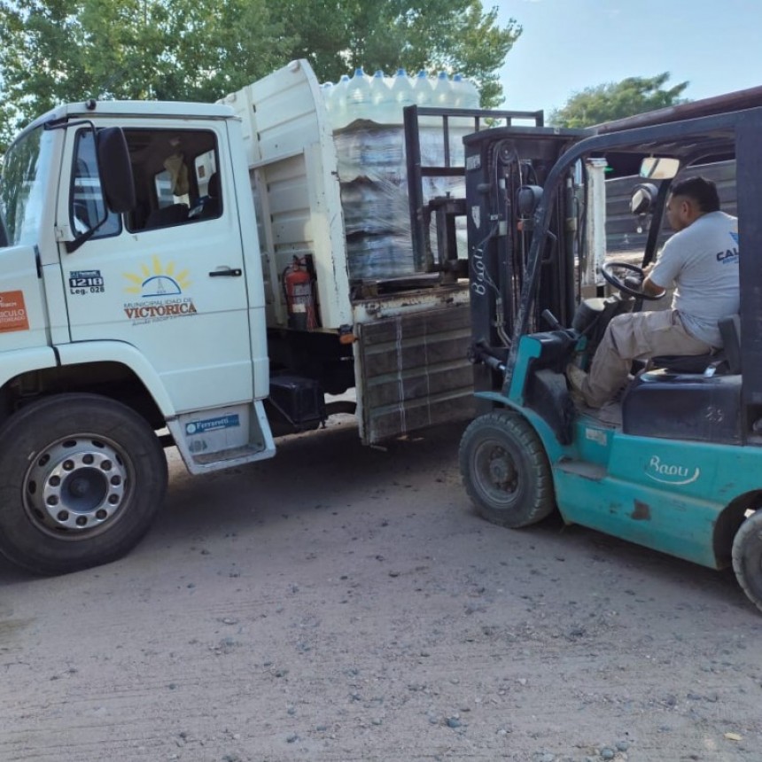La Pampa: Los Caldenes Mx track, Calandri Victorica y Estacion de servicios YPF donaron mas de 950 bidones para los barrios con faltante de agua para consumo