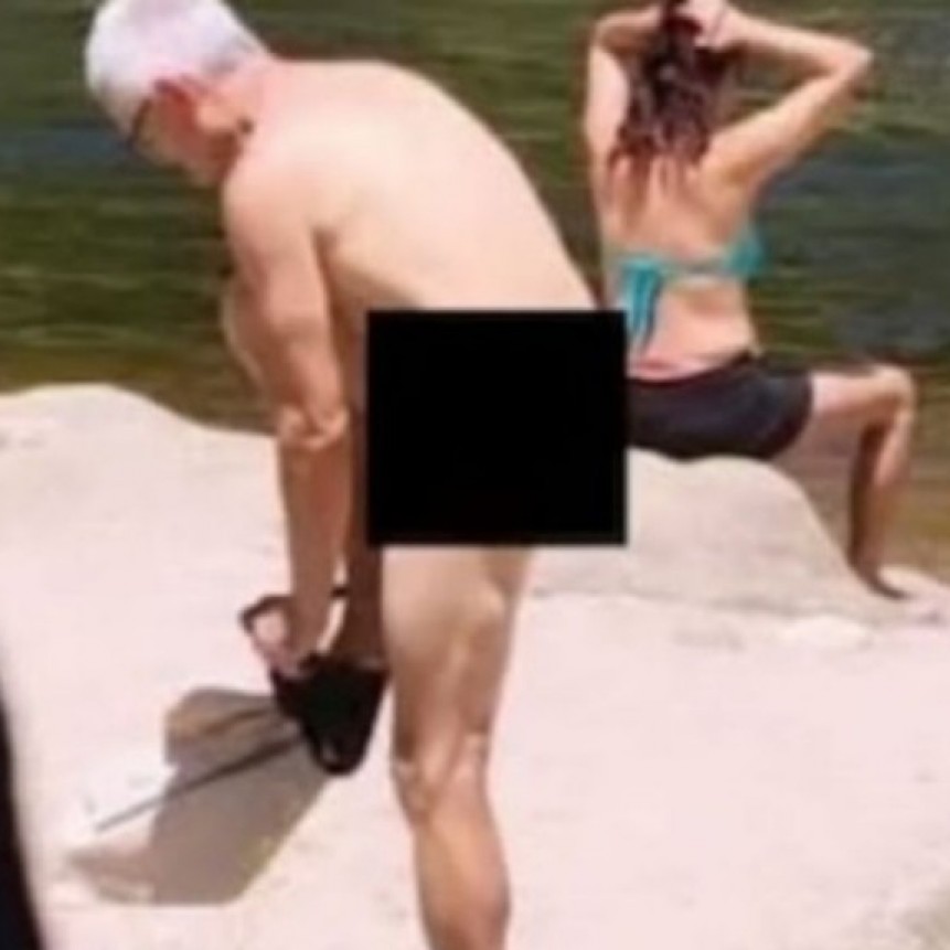 Hombre se desnuda en plena playa del r&iacute;o Los Reartes y genera sorpresa entre los presentes