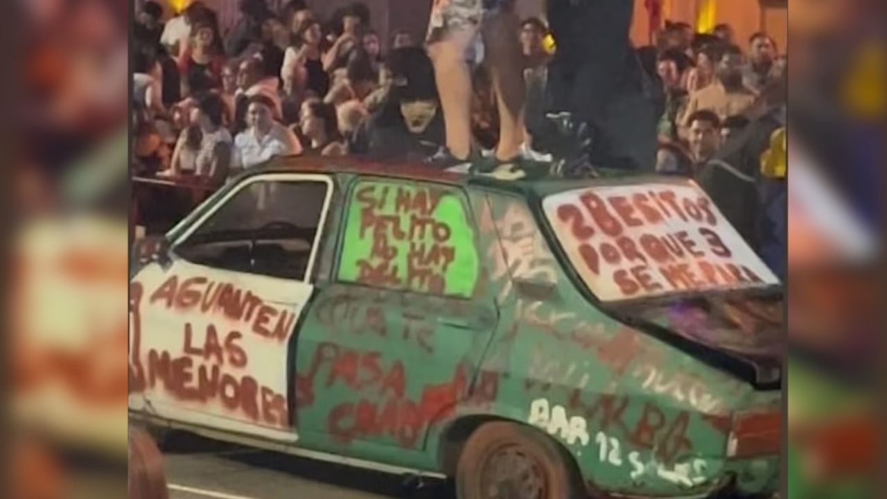 Esc&aacute;ndalo y repudio en el carnaval de Lincoln por una comparsa con pintadas a favor de la pedofilia