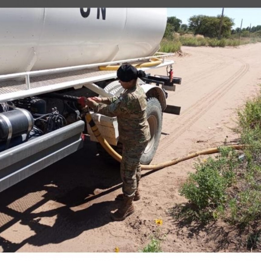 La Pampa: Faltante de agua en la ciudad de Santa Rosa. El ejercito junto al Municipio distribuyen agua potable en zonas afectadas