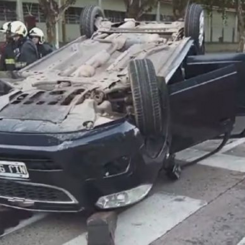 Una mujer manejaba borracha, perdi&oacute; el control del auto y volc&oacute;: hay ocho heridos