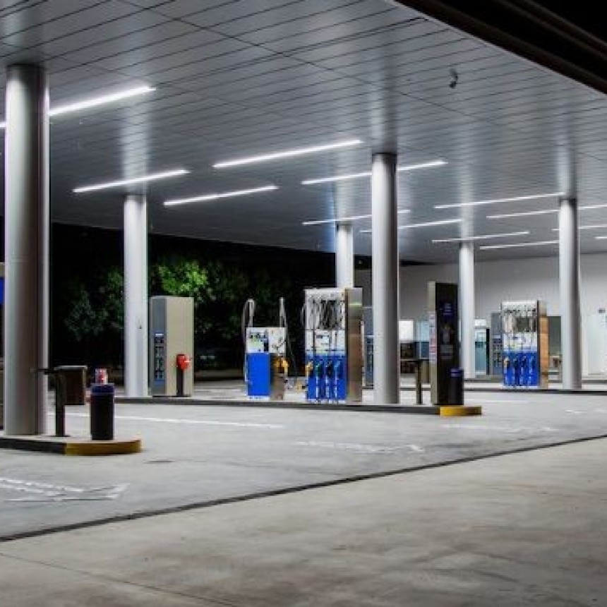 El Gobierno oficializ&oacute; la medida que permite el autoservicio de combustibles