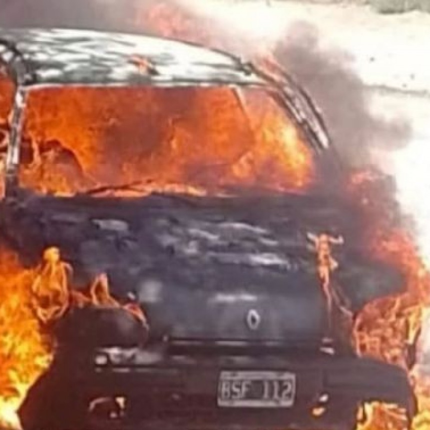 La Pampa: Una mujer salva a sus hijos antes de que el auto fuera devorado por las llamas