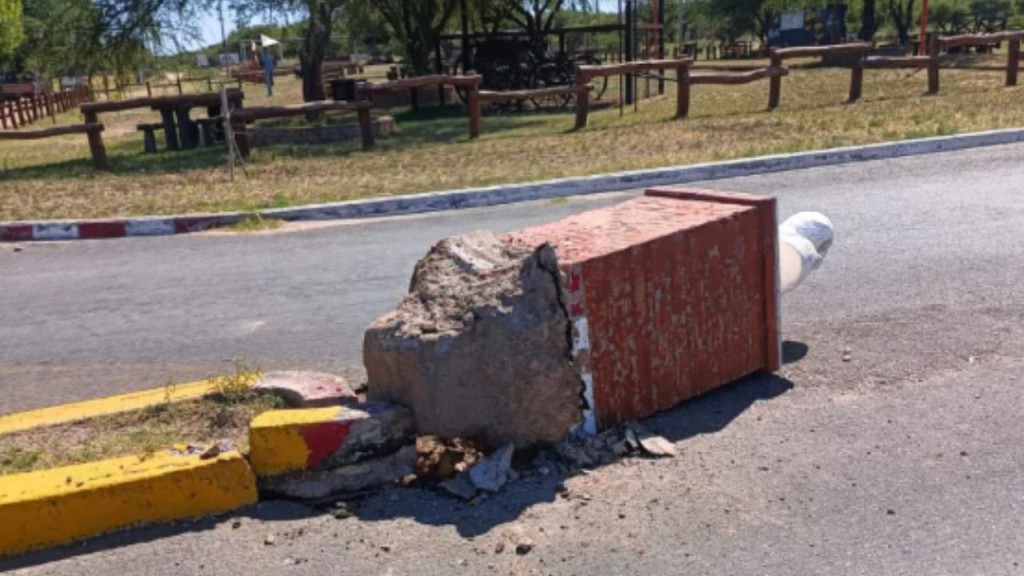 La Pampa: Una camioneta chocó contra el monolito del General en Telén y lo tumbó