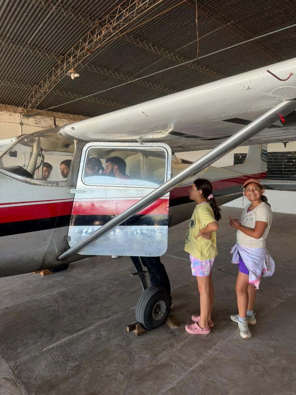 La Pampa: Los niños de la Colonia de Vacaciones de Victorica conocieron el Aero Club Félix Berasategui