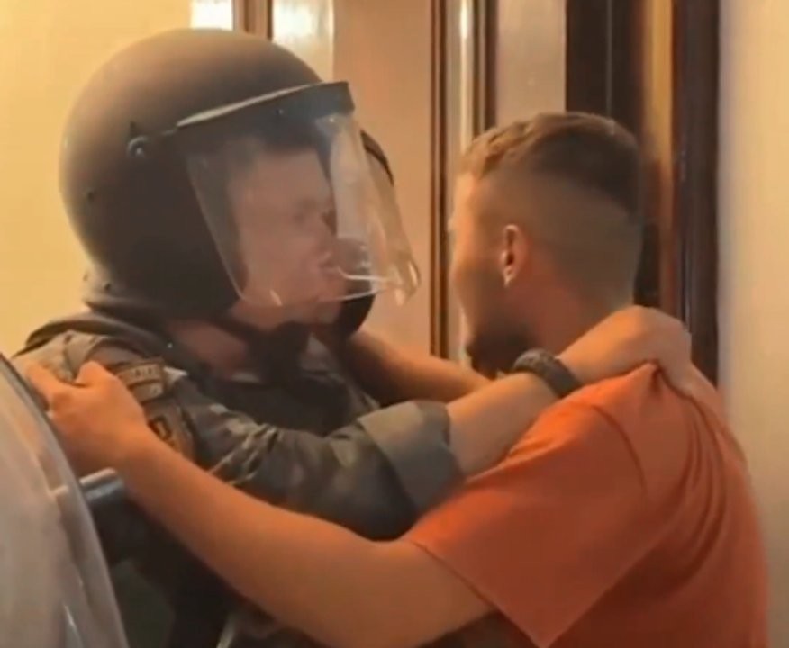 Denunció que su hija fue abusada y un policía lo contuvo: el abrazo en Arrecifes que se hizo viral