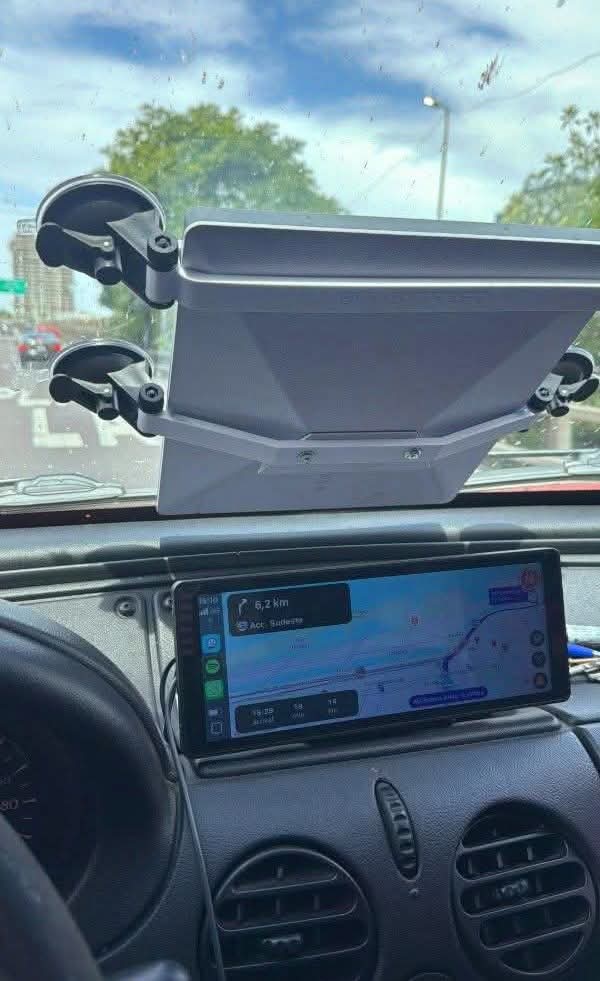 La policía reitera que las antenas Starlink no deben ir en el parabrisas 