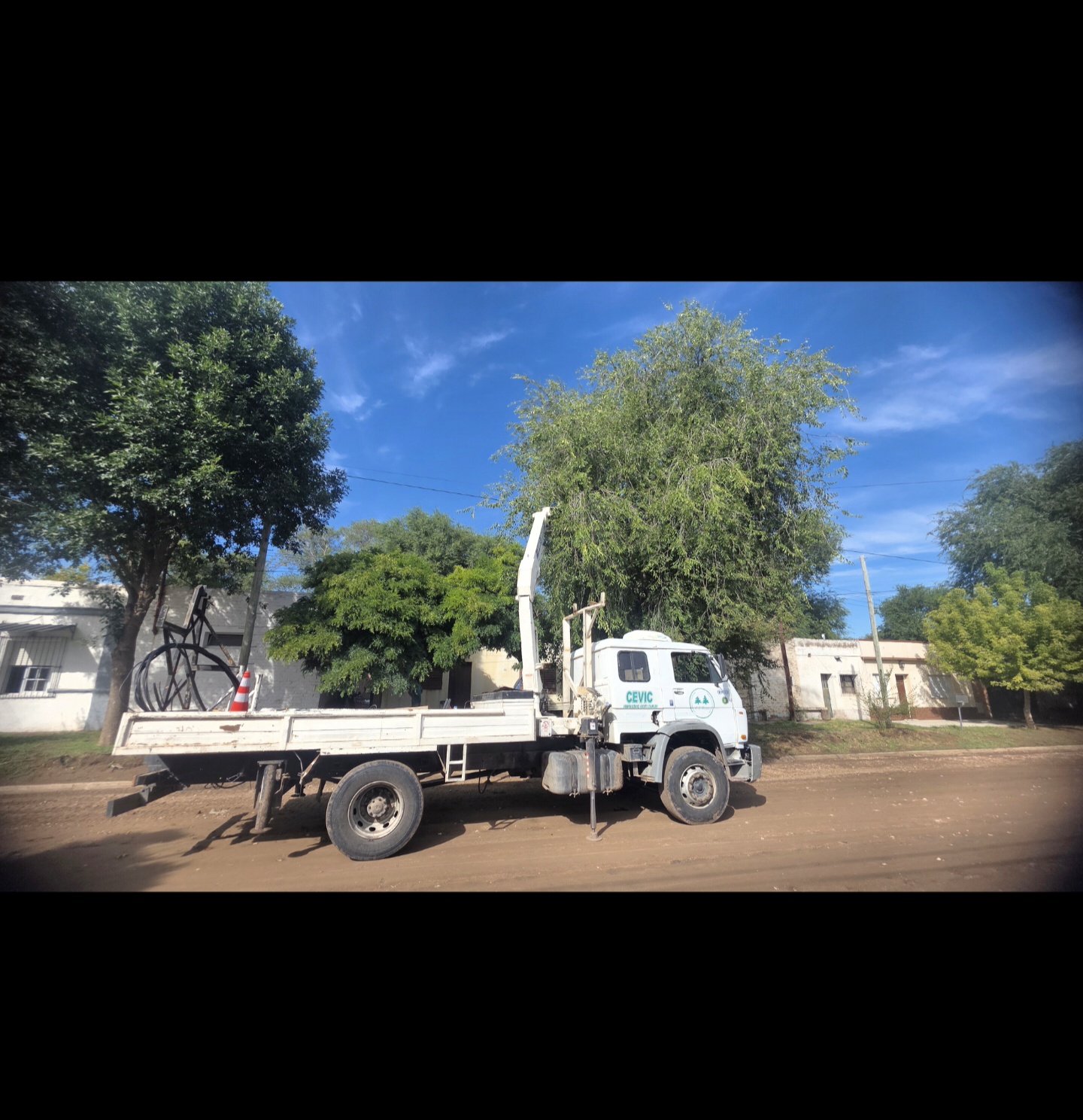 La Pampa: Empleados Municipales y Guardia de la Cevic trabajan mientras se espera otro temporal para la tarde y noche en Victorica