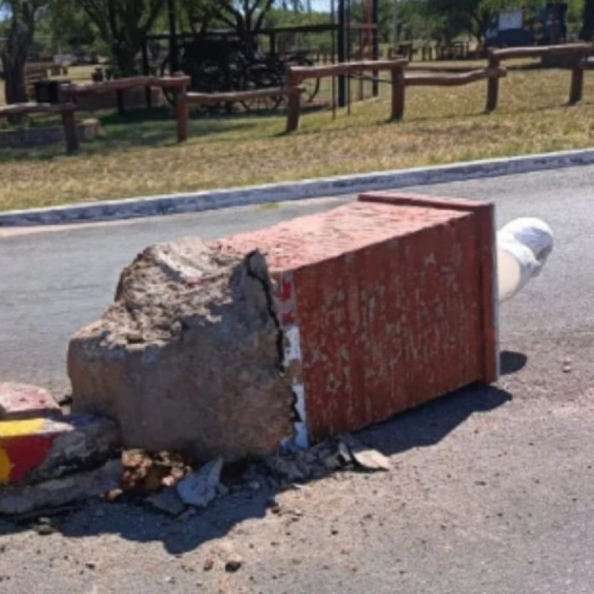 La Pampa: Una camioneta chocó contra el monolito del General en Telén y lo tumbó