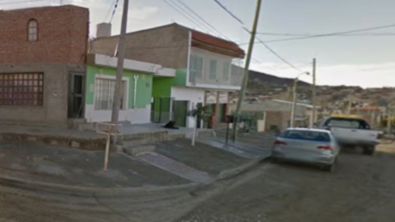 Una mujer discutió con su novio, le clavó un cuchillo en la cabeza y se escapó caminando