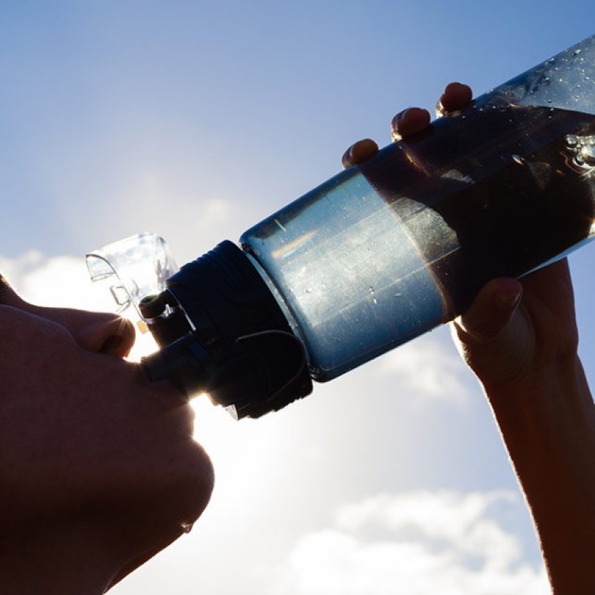 Salud y Alerta Rojo por altas temperaturas : &iquest;Tomar 2 litros de agua por d&iacute;a alcanza para no deshidratarse? 