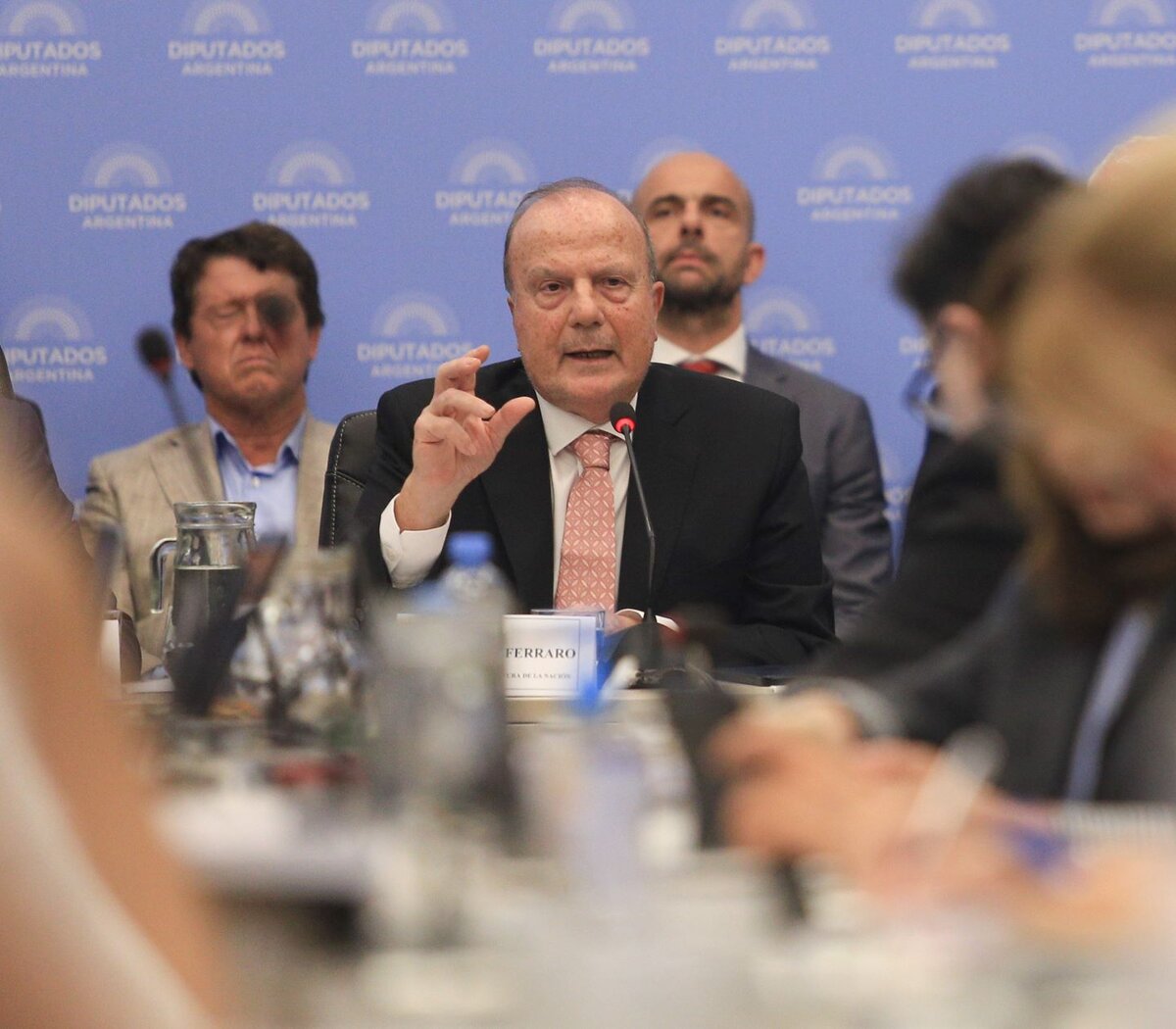 Del dicho al hecho al mucho trecho: El Ministro Ferraro a&uacute;n continua en funciones 