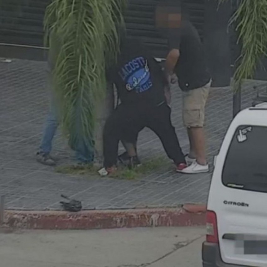 Un ladr&oacute;n amenaz&oacute; a un verdulero con un cuchillo y los vecinos lo ataron a un &aacute;rbol