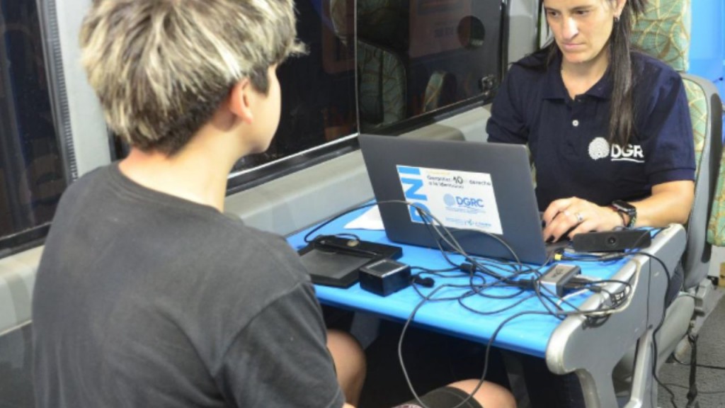 Comenzó a implementarse el nuevo DNI electrónico y no será obligatorio renovar los documentos vigentes