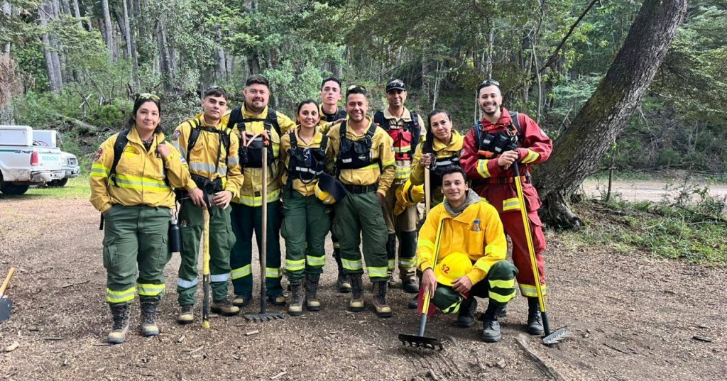 10 Bomberos pampeanos siguen en Chubut combatiendo los incendios forestales 