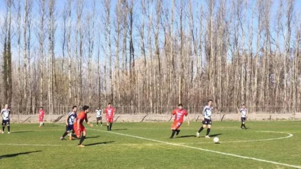Murió un hombre tras descompensarse en un partido de fútbol