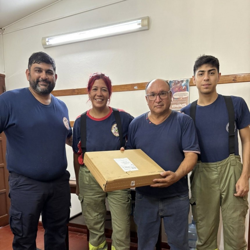 La Pampa: Los Bomberos de Victorica recibieron la donación de antena una Starlink de la Asociación de Productores del Oeste Pampeano 