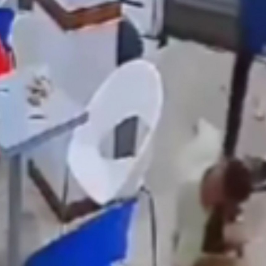 Un hombre intento robar en una Heladería y las empleadas lo redujeron a golpes