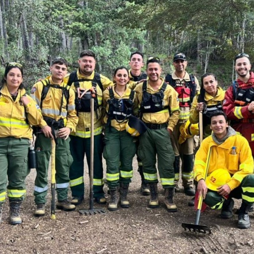 10 Bomberos pampeanos siguen en Chubut combatiendo los incendios forestales 