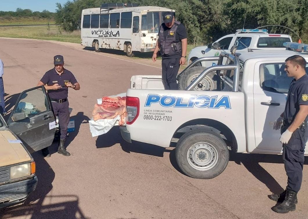 La Polic&iacute;a realiz&oacute; ocho controles simult&aacute;neos en rutas del Departamento Loventu&eacute; e intercept&oacute; a furtivos y un caso de abigeato