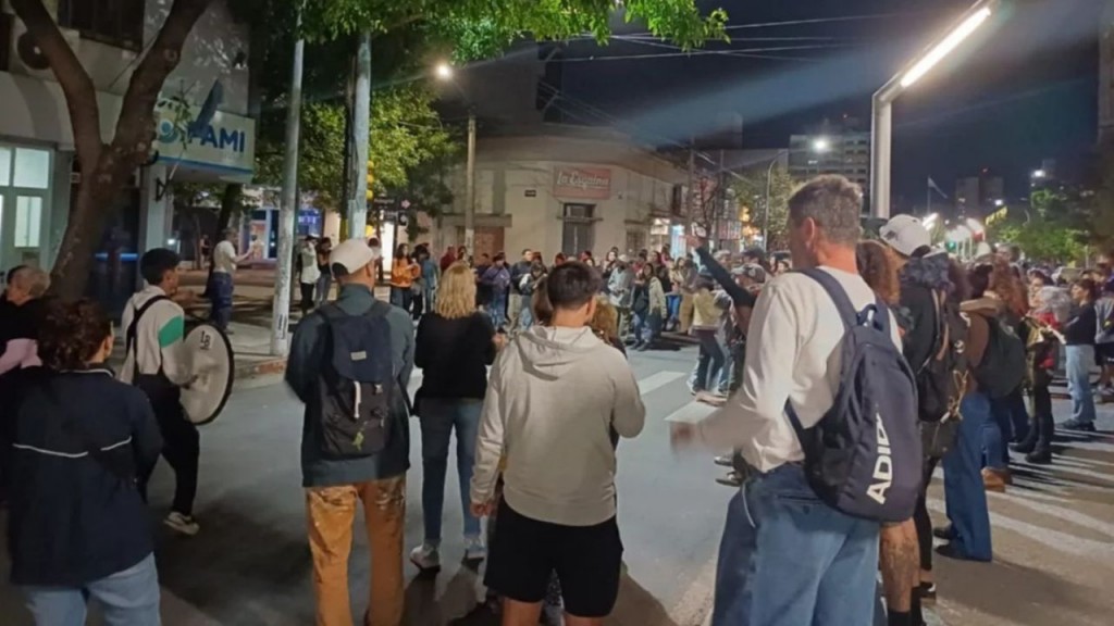 La Pampa: Más de un centenar de personas marcharon en el centro santarroseño y repudiaron la represión