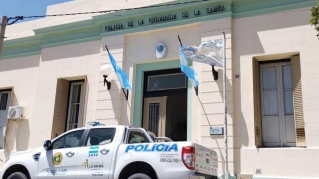La Pampa: Docente de escuela denunciado por la madre de alumna. Investigación y escrache