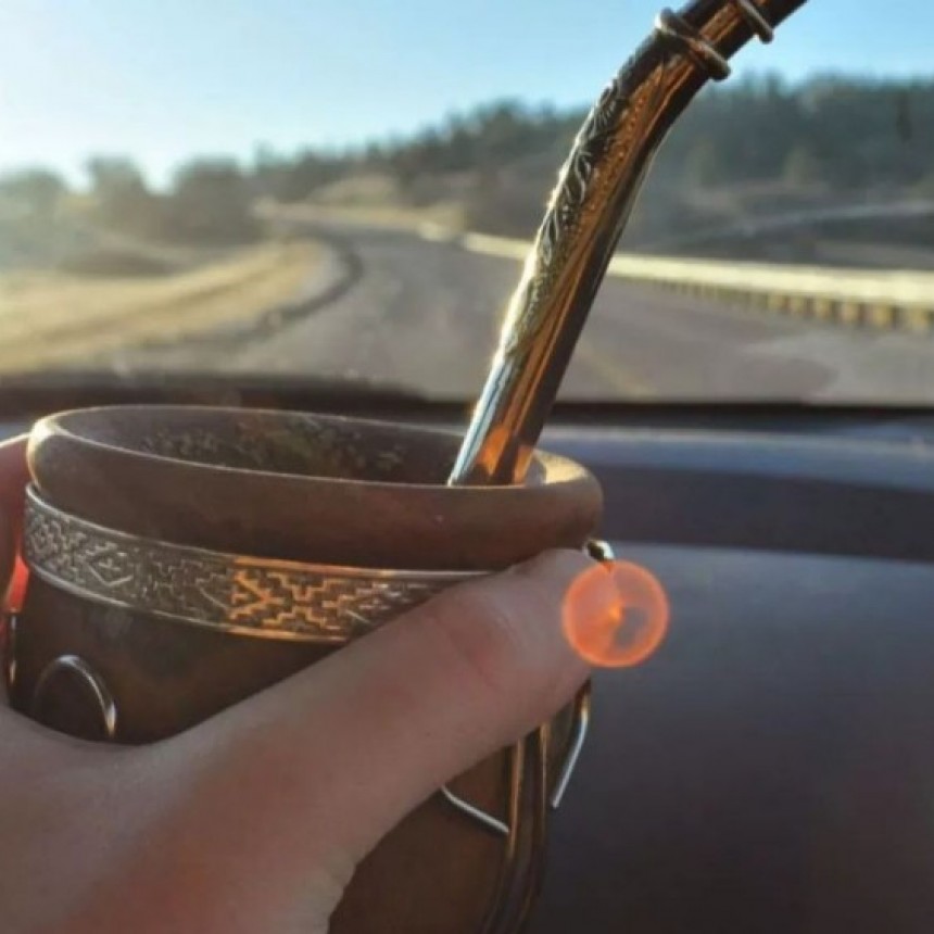 Mira cuales son las provincias que pueden multarte por tomar mate mientras manej&aacute;s