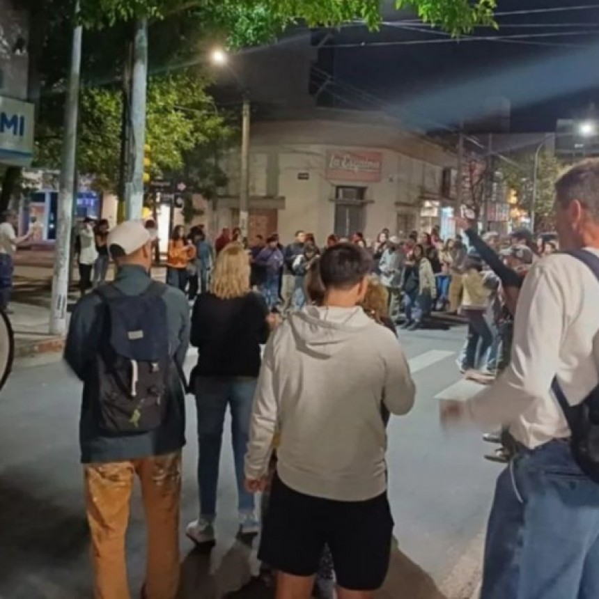 La Pampa: M&aacute;s de un centenar de personas marcharon en el centro santarrose&ntilde;o y repudiaron la represi&oacute;n