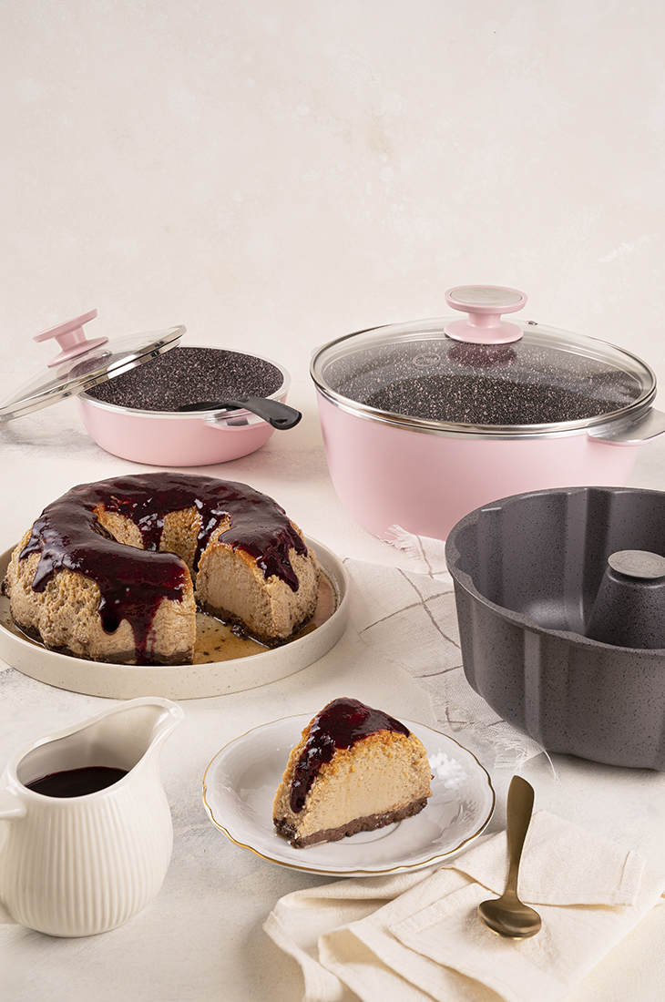 Flan de chocolate con salsa de frutos rojos