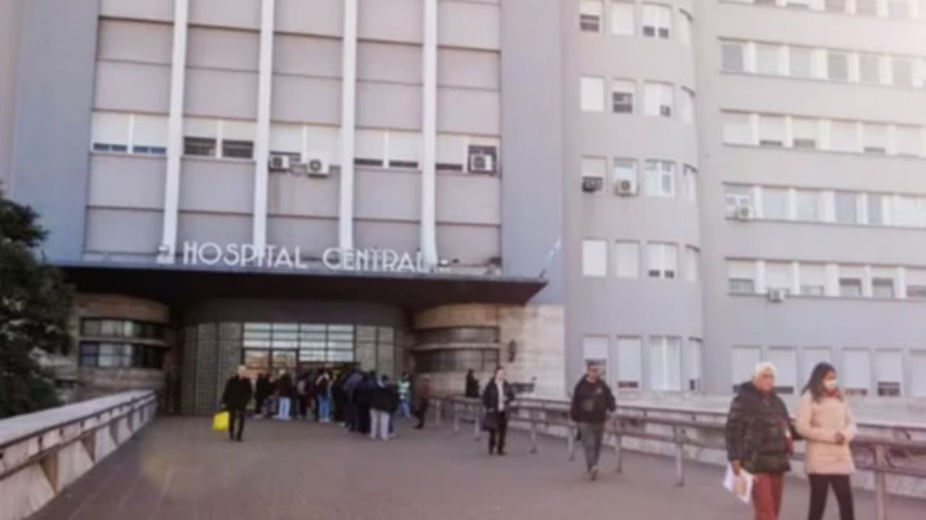 Preso intent&oacute; escapar de un hospital, se cay&oacute; de un tercer piso y muri&oacute;