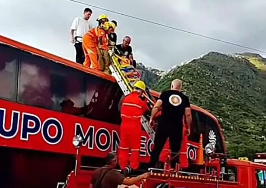 Se arrojaron por una tirolesa tur&iacute;stica y chocaron un colectivo 
