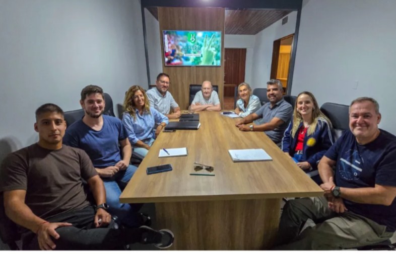 Verna volvi&oacute; a mostrarse en el &aacute;mbito pol&iacute;tico con un encuentro de la L&iacute;nea Plural