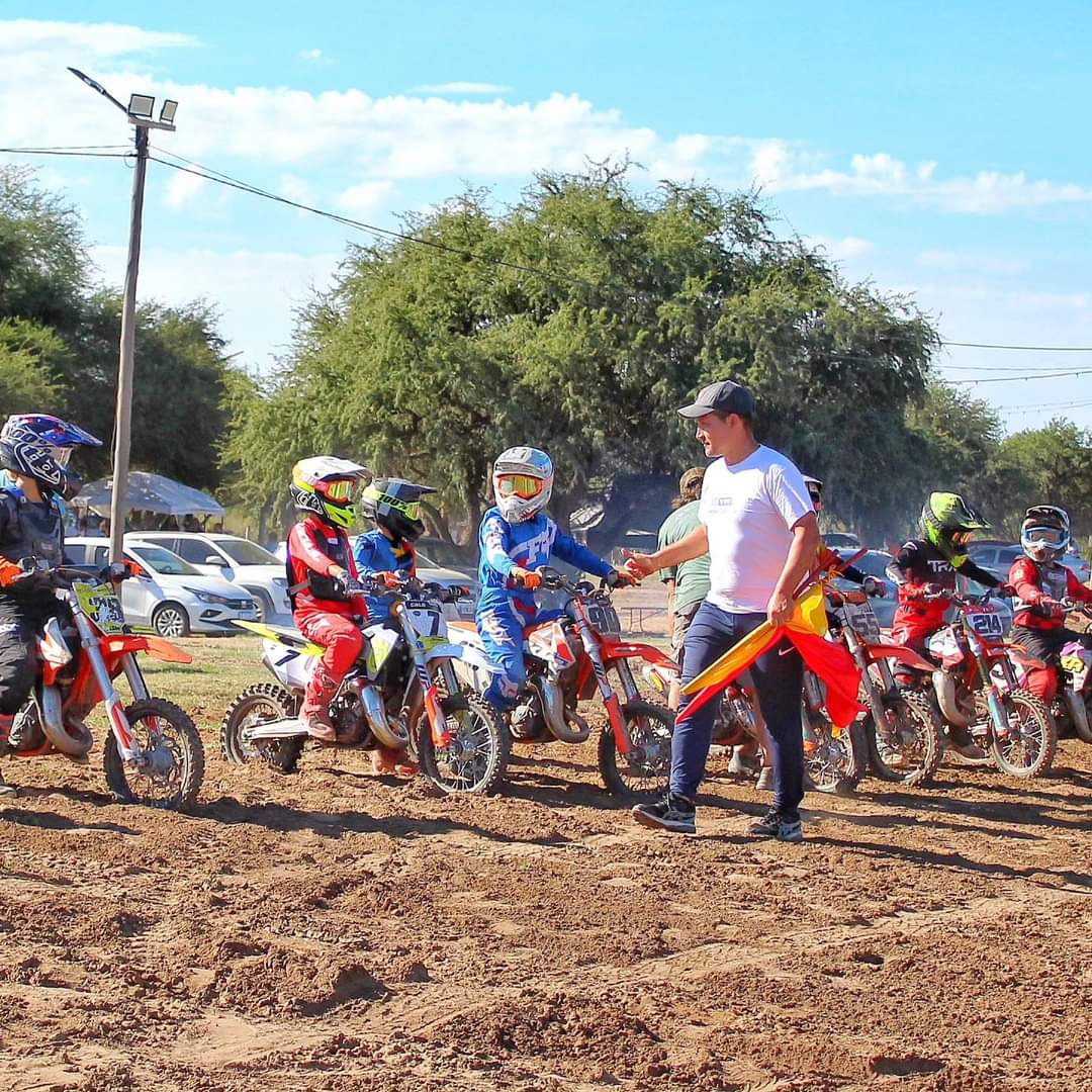 Motocross Nacional en La Pampa: entrenamiento en Victorica con Poli y gran concurrencia del minicross 