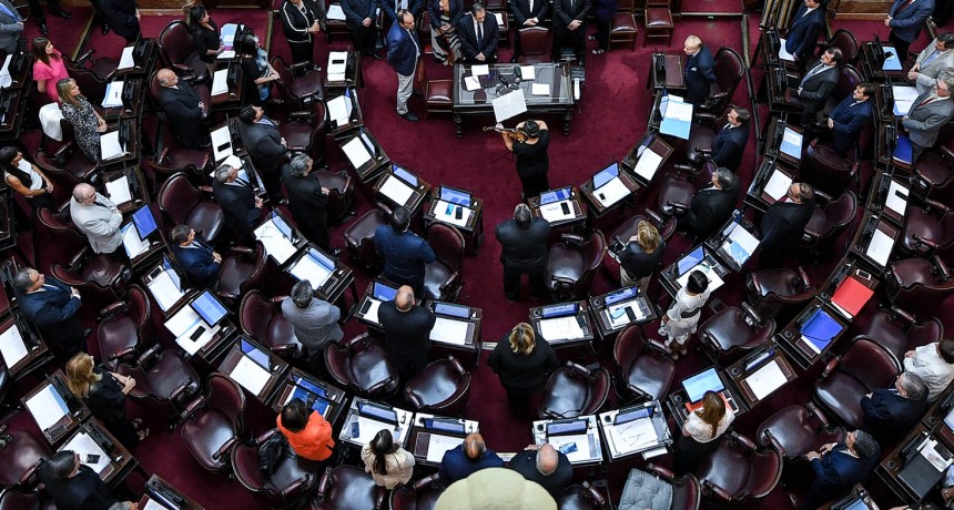 Adem&aacute;s del aumento, los senadores se otorgaron un aguinaldo : No hubo votos negativos&hellip;el que calla otorga