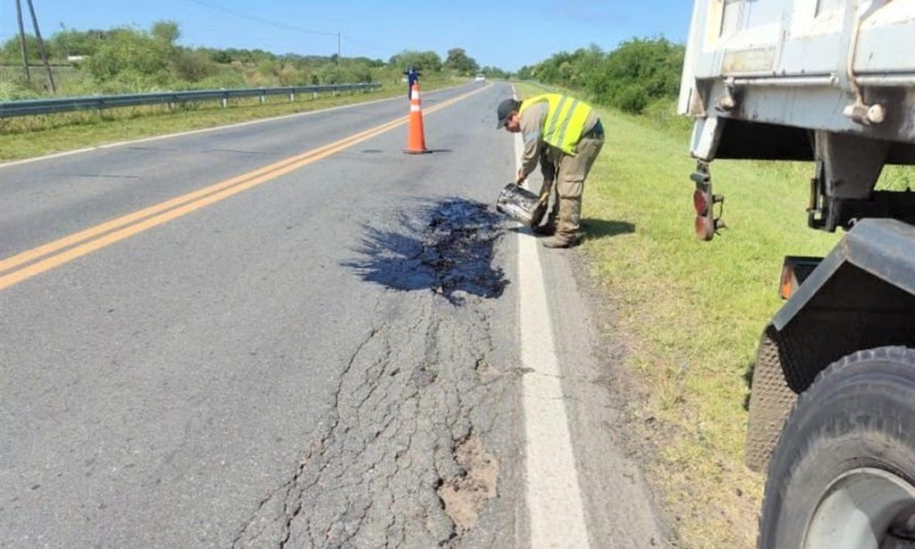 La Pampa: La Municipalidad de Winifreda realiz&oacute; tareas de bacheo en la ruta 35