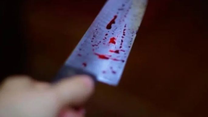 Apu&ntilde;alaron a una docente, le robaron su sueldo y le dejaron el cuchillo clavado