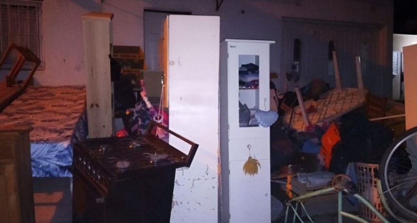 Fue a la iglesia y la adjudicataria de la casa que alquilaba le sac&oacute; los muebles a la calle