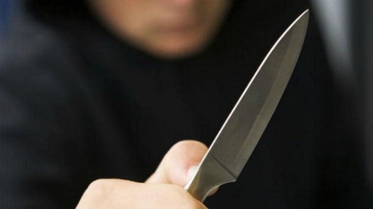 Un hombre de 72 años junto a su hijo de 35 años sorprendieron a un ladrón en su domicilio y el asaltante golpeó al hombre mayor y atacó con un cuchillo al hijo, causándole múltiples heridas punzocortantes