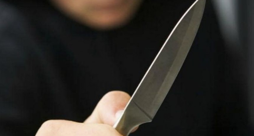 Un hombre de 72 a&ntilde;os junto a su hijo de 35 a&ntilde;os sorprendieron a un ladr&oacute;n en su domicilio y el asaltante golpe&oacute; al hombre mayor y atac&oacute; con un cuchillo al hijo, caus&aacute;ndole m&uacute;ltiples heridas punzocortantes