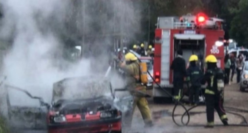 Acusaron a un portero de abusar de una ni&ntilde;a de 3 a&ntilde;os y los vecinos le prendieron fuego a su casa y su auto