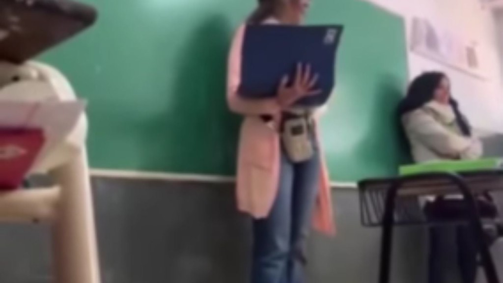Una directora pate&oacute; un pupitre tras reiteradas faltas de respeto en el aula en Rio Negro