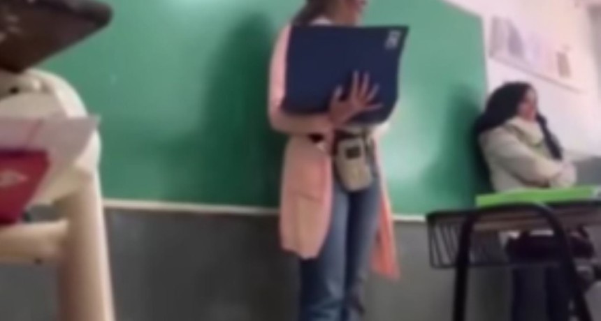 Una directora pate&oacute; un pupitre tras reiteradas faltas de respeto en el aula en Rio Negro