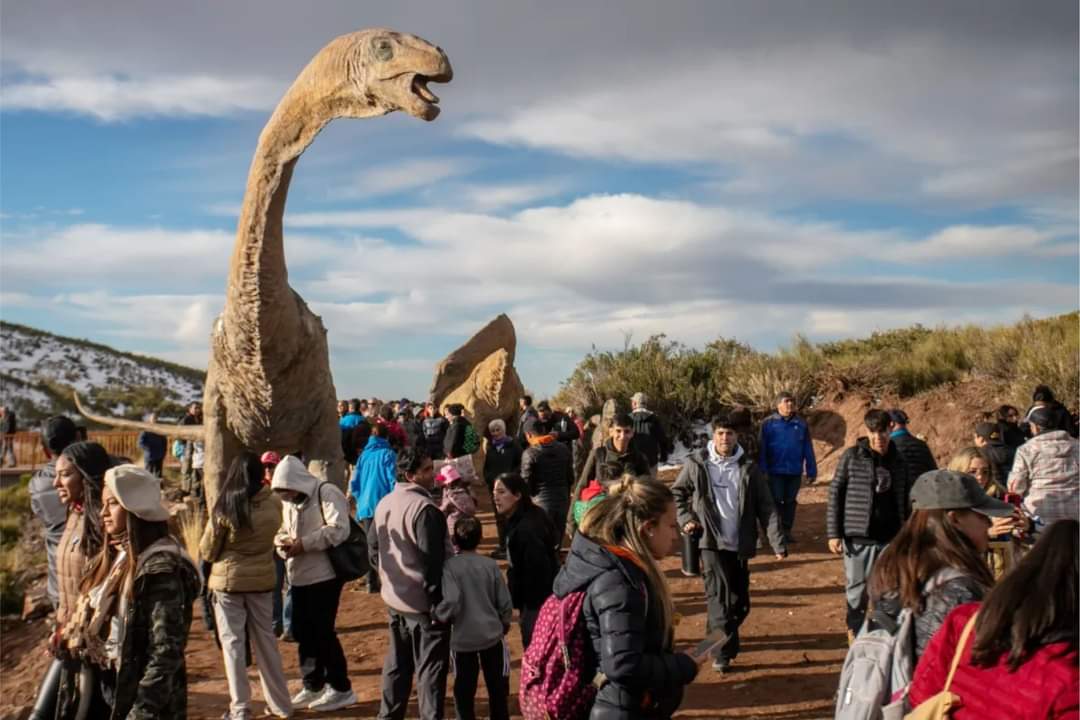 Argentina: al estilo Eduardo Castex, en Mendoza abrieron parque de los Dinosaurios 
