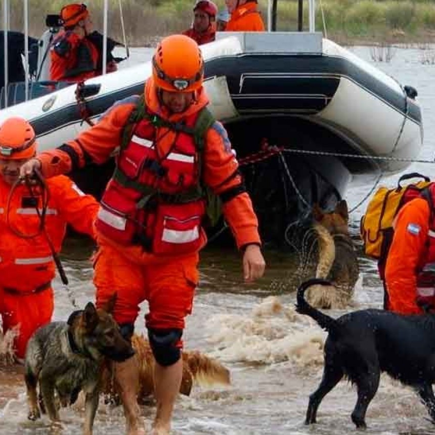 La Pampa:Perros adiestrados de Bomberos van a Corrientes para colaborar en la b&uacute;squeda de Loan